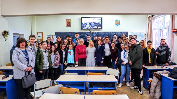 Promovarea profesiei de polițist în cadrul programului “Școala Altfel”, la Liceul Teoretic “Emil Racoviță” din Baia Mare