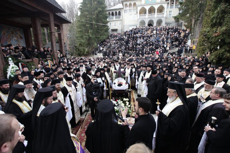 Doliu la Mănăstirea Rohia. Soborul lăcaşului de cult este în lacrimi