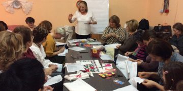 Băimărencele păstrează tradițiile de-a pururi vii. „La Șezătoarea de Baia Mare coasem cămașa populară a Maramureșului nostru drag în fir de lumină în veşnicie”