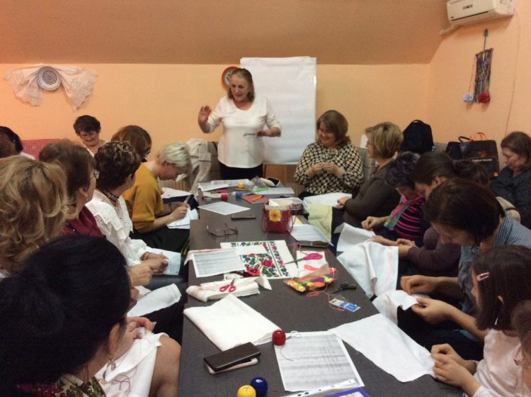 Băimărencele păstrează tradițiile de-a pururi vii. „La Șezătoarea de Baia Mare coasem cămașa populară a Maramureșului nostru drag în fir de lumină în veşnicie”