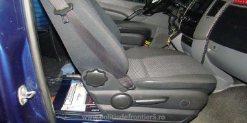 Circa 1.000 de pachete cu țigări ascunse sub capotă, în compartimentul motor, precum şi sub scaunul din dreapta față al unui microbuz