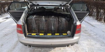 Mașină burduşită cu țigări de contrabandă, depistată în trafic de poliţiştii de frontieră