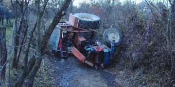 Bărbatul prins sub tractor la Coroieni a decedat