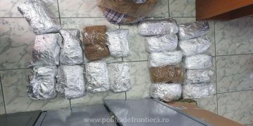 Aproximativ 20 kg de tutun, descoperite la Petea ascunse într-un microbuz condus de un maramureşean
