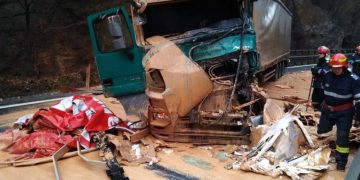 Şofer de tir rănit grav după ce remorca altui tir a intrat pe contrasens