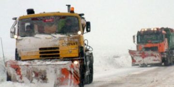 Utilajele de deszăpezire acționează pe drumurile județene din Maramureș