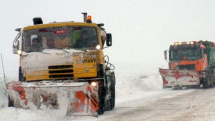 Utilajele de deszăpezire acționează pe drumurile județene din Maramureș