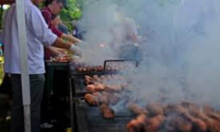 Paranghelie cu mici și bere, transmisă live: „Bombardiere, aici! Să vină izoleta!”