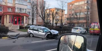 Accident pe Bulevardul Traian din Baia Mare. Un taxi și un BMW s-au ciocnit frontal – FOTO