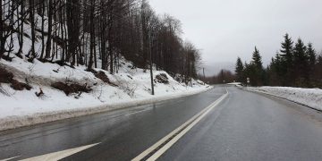Circulație rutieră în condiții de iarnă pe șoselele din Maramureș