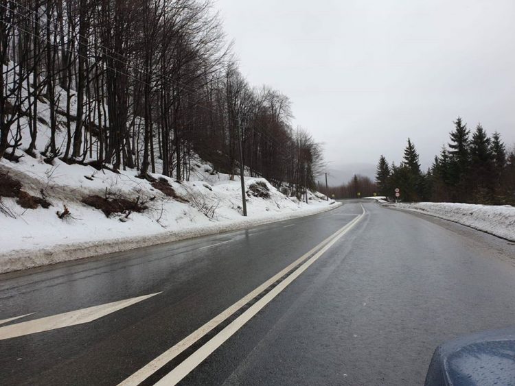 Circulație rutieră în condiții de iarnă pe șoselele din Maramureș