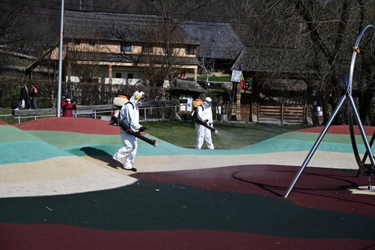 Continuă acțiunile de dezinfectare a zonelor publice din Baia Mare