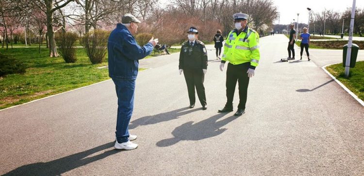 Poliţia caută doi suspecţi implicaţi într-un furt de hârtie igienică