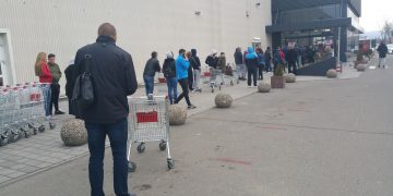 Coronavirus: Cozi interminabile la un hipermarket din Baia Mare