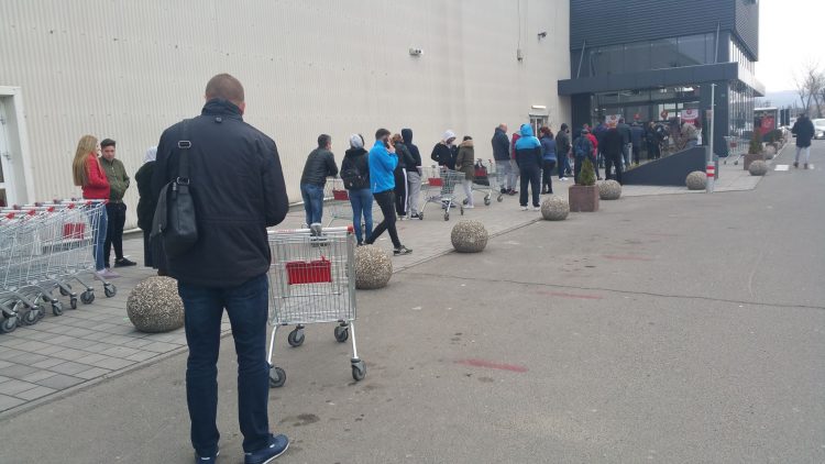 Coronavirus: Cozi interminabile la un hipermarket din Baia Mare