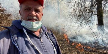 Incendiu violent în Recea. Primarul face apel către localnici să intervină. GALERIE FOTO