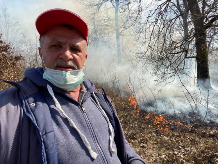 Incendiu violent în Recea. Primarul face apel către localnici să intervină. GALERIE FOTO