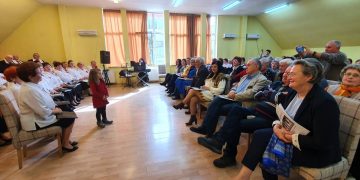 Seniorii, rădăcina comunităţii: clipe preţioase la lansarea revistei „Seniorul băimărean”