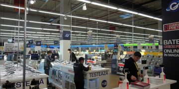 Câștigurile mai presus de sănătatea maramureșenilor. Marii retaileri fac presiuni să rămână deschiși