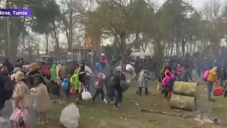 Erdogan spune că 18.000 de refugiați au trecut în Europa