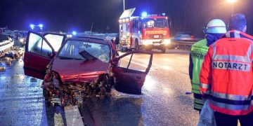 Teribil accident în Germania. O româncă şi fetiţa ei de 2 ani au fost aruncate din maşină. Mămica a murit pe loc