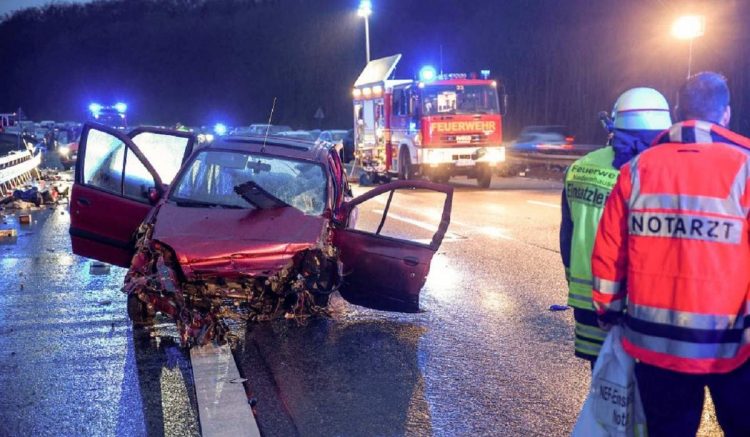 Teribil accident în Germania. O româncă şi fetiţa ei de 2 ani au fost aruncate din maşină. Mămica a murit pe loc