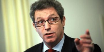 Mitul spirtului spulberat: „NU dezinfectează, iar vitamina C nu te salvează de coronavirus” (Adrian Streinu-Cercel)