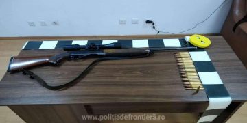 Armă de vânătoare şi cartuşe deținute ilegal, găsite în maşina unui maramureșean
