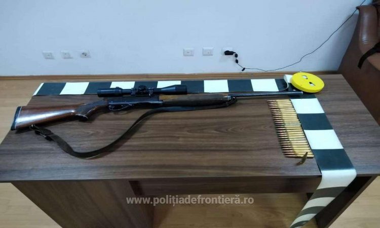 Armă de vânătoare şi cartuşe deținute ilegal, găsite în maşina unui maramureșean