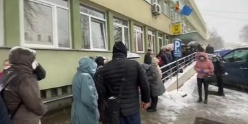 Umilitor! Bolnavii de cancer din Cluj stau la coadă în frig pentru medicamente – video