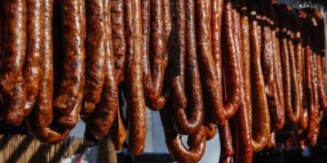 Trei tineri din Coltău au furat din anexa unei case produse din carne de 3.500 de lei
