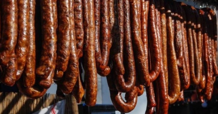 Trei tineri din Coltău au furat din anexa unei case produse din carne de 3.500 de lei