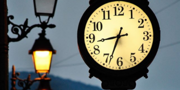 România trece în această noapte la ora de vară