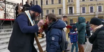 Credincioşi împărtăşiţi cu aceeaşi linguriţă… în plină pandemie