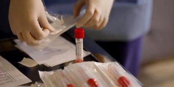 În timp ce în Parlament se fac sute de teste de-a valma, medici și asistente din focarul de la Gerota așteaptă de miercuri dimineață să li se facă teste!