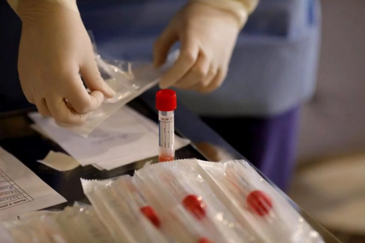 În timp ce în Parlament se fac sute de teste de-a valma, medici și asistente din focarul de la Gerota așteaptă de miercuri dimineață să li se facă teste!