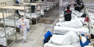 Un pacient suspect de coronavirus a atacat și scuipat un medic și o asistentă