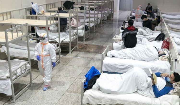 Un pacient suspect de coronavirus a atacat și scuipat un medic și o asistentă
