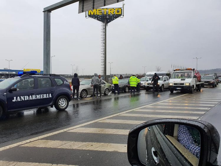 Convoi de maşini la intrarea în Baia Mare, maşini intrate pe la Petea. Toate persoanele vor intra în carantină