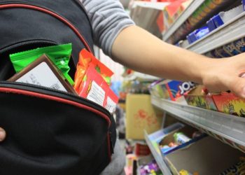 A trecut pe lângă casele de marcat fără a achita produsele