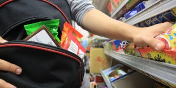 A trecut pe lângă casele de marcat fără a achita produsele