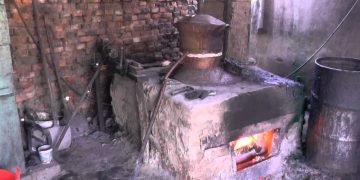 Percheziţii la pălincia unui bărbat din Săliştea de Sus. S-au confiscat 1.000 de litri de pălincă