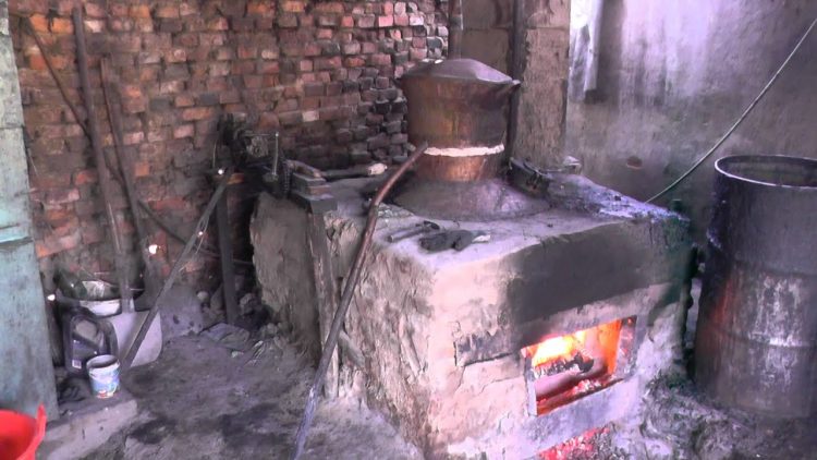 Percheziţii la pălincia unui bărbat din Săliştea de Sus. S-au confiscat 1.000 de litri de pălincă