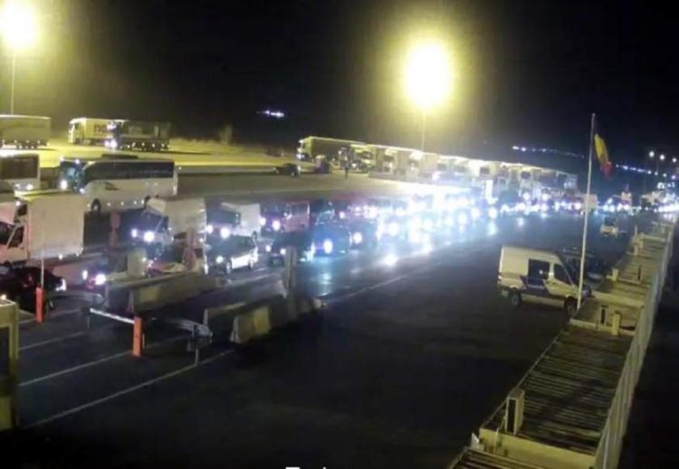 Scandal la frontieră după ce mai multe familii au minţit că vin din Germania, deşi veneau din Italia