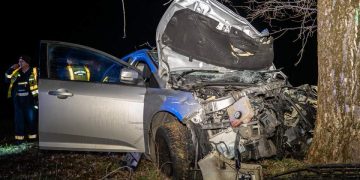 Doi români aproape morţi în Ungaria. Un şofer începător a făcut maşina praf într-un copac