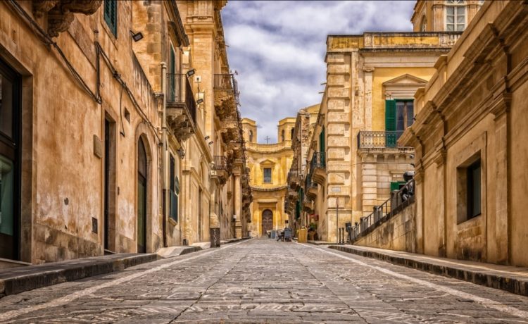 Italia închide toate activitățile comerciale din cauza coronavirusului. Doar farmaciile și magazinele alimentare rămân deschise