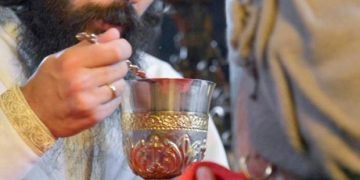 Dispută între medicii din Grecia şi Biserică din cauză că toți credincioșii sunt împărtășiți cu aceeași linguriță