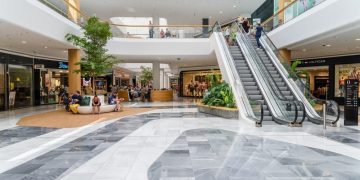 Magazinele din mall-uri suspendă contractele de închiriere şi contractele de muncă ale angajaţilor