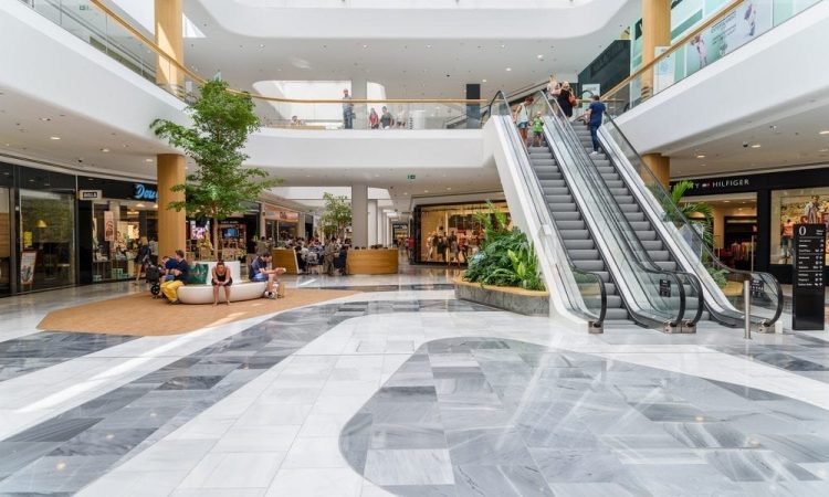 Magazinele din mall-uri suspendă contractele de închiriere şi contractele de muncă ale angajaţilor