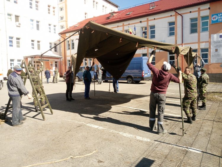 Corturi medicale de triaj ridicate de militari în mai multe oraşe din ţară